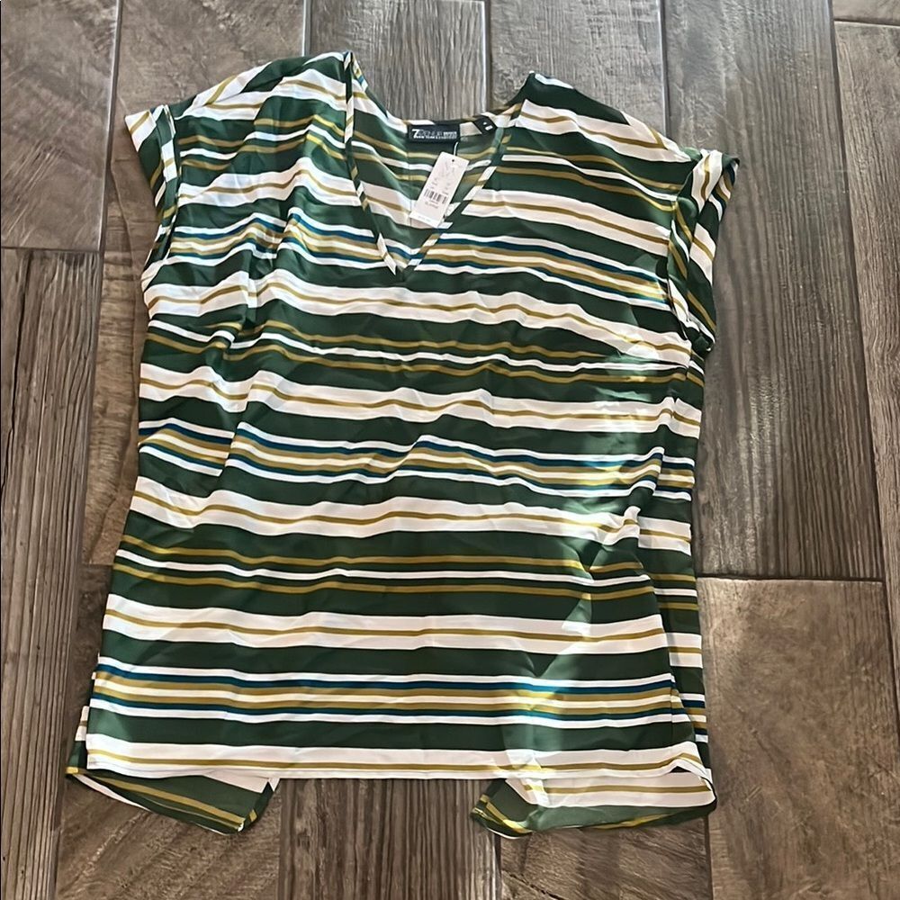 NWT  NY& Co vneck Green and White Relaxed Blouse w/ open back & tie